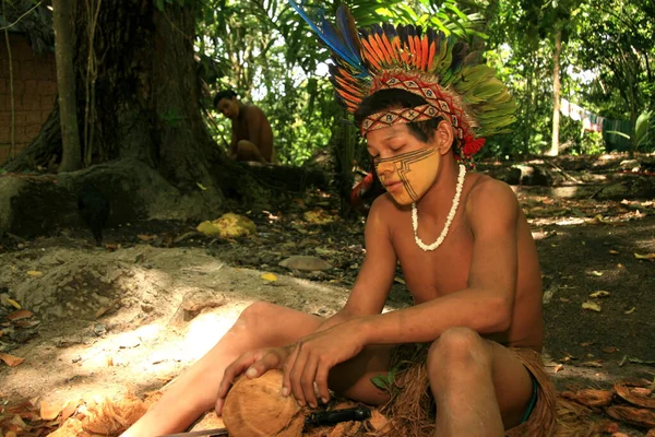 ブラジル バイーア州ポルト セグロ2009年4月14日 パタクソ族インディアンがバイーア州南部のポルト セグロ市のジャキーラ村で見られる — ストック写真