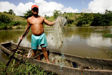 Eunapolis, Bahia / Brezilya - 8 Temmuz 2009: Bahia 'nın güneyindeki Eunapolis şehrindeki Buranhem nehrinin sularında balıkçı görüldü.