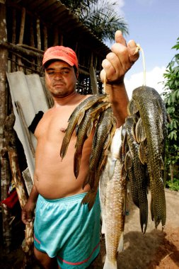 Eunapolis, Bahia / Brezilya - 8 Temmuz 2009: Bahia 'nın güneyindeki Eunapolis şehrindeki Buranhem nehrinin sularında balıkçı görüldü.