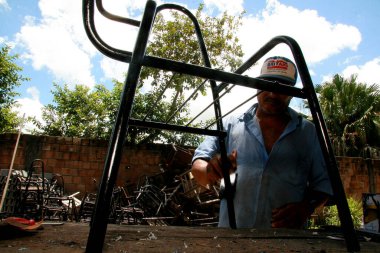 Eunapolis, Bahia / Brezilya - 10 Mart 2009: Eunapolis 'teki Belediye Okulu' nda kırık sınıf mobilyaları görülüyor. * * * Yerel altyazı * *