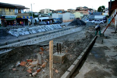 Eunapolis, Bahia / Brezilya - 3 Şubat 2009: Eunapolis şehrinde bir caddenin kaldırım inşaatı sırasında işçiler inceleniyor