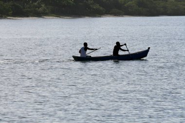 Caravelas, Bahia / Brezilya - 11 Eylül 2008: Güney Bahia 'daki Caravelas şehrindeki Caravalas Nehri' nin sularında insanlar bir kayıkta görülmektedir..