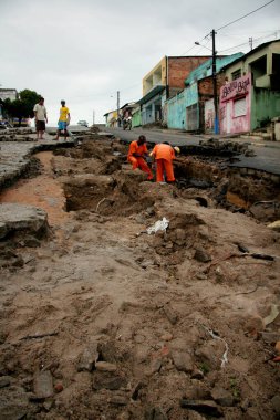 Eunapolis, Bahia / Brezilya - 3 Haziran 2009: işçiler güney Bahia 'daki Eunapolis kentindeki yağmur tahrip eden sokak kaldırımlarını onardılar