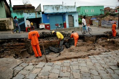 Eunapolis, Bahia / Brezilya - 3 Haziran 2009: işçiler güney Bahia 'daki Eunapolis kentindeki yağmur tahrip eden sokak kaldırımlarını onardılar