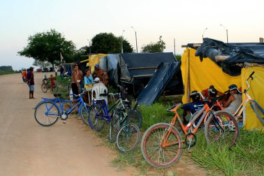 Eunapolis, Bahia / Brezilya - 15 Ekim 2008: Luta pela Terra Hareketi (MLT) üyeleri, Eunapolis belediyesinin kırsal kesiminde okaliptüs tarlaları olan bir çiftlikte kamp yaparken görüldü..
