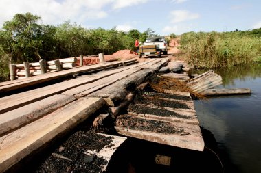 Prado, Bahia / Brezilya - 7 Temmuz 2009: Güney Bahia 'da Prado kentinin kırsal kesiminde tahta köprüden geçerken görüldü.
