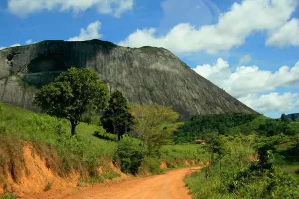 Guaratinga Bahia Brazil Maja 2009 Wulkaniczna Kamienna Góra Widoczna Mieście — Zdjęcie stockowe