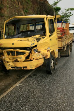 itabela, Bahia / Brezilya - 22 Mayıs 2009: Güney Bahia 'daki Itabela şehrindeki Rodivia BR 101' de kaza yapan bir kamyon görüldü.