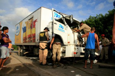 Eunapolis, Bahia / Brezilya - 28 Ocak 2009: Güney Bahia 'daki Eunapolis şehrinde BR 101 karayolunda bir kaza sırasında donanımda mahsur kalan bir kamyon şoförünü kurtarmaya gelen insanlar.