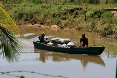 Belmonte, Bahia / Brezilya - 1 Ekim 2008: Güney Bahia 'daki Belmonte Belmonte belediyesinde bir nehirde insanlar denize açılırken görüldü..
