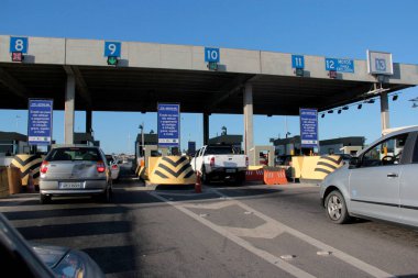 Candeias, Bahia / Brezilya - 12 Aralık 2012: Candeias belediyesindeki BR 324 otoyolundaki gişenin manzarası