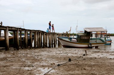 Caravelas, Bahia / Brezilya - 25 Ocak 2008: Bahia 'nın güneyindeki Caravelas şehrindeki Caravelas Nehri' ndeki balıkçı tekneleri limanına ulaşmak için ahşap iskele
