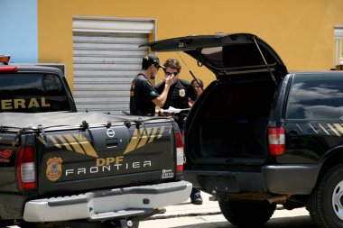 Salvador, Bahia / Brezilya - 19 Şubat 2008: Federal polis ajanları güney Bahia 'daki Eunapolis şehrindeki kumar makinelerini yakalama görevini yerine getiriyorlar..