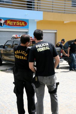Salvador, Bahia / Brezilya - 19 Şubat 2008: Federal polis ajanları güney Bahia 'daki Eunapolis şehrindeki kumar makinelerini yakalama görevini yerine getiriyorlar..
