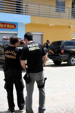 Salvador, Bahia / Brezilya - 19 Şubat 2008: Federal polis ajanları güney Bahia 'daki Eunapolis şehrindeki kumar makinelerini yakalama görevini yerine getiriyorlar..