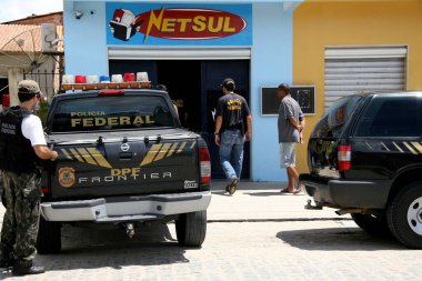 Salvador, Bahia / Brezilya - 19 Şubat 2008: Federal polis ajanları güney Bahia 'daki Eunapolis şehrindeki kumar makinelerini yakalama görevini yerine getiriyorlar..