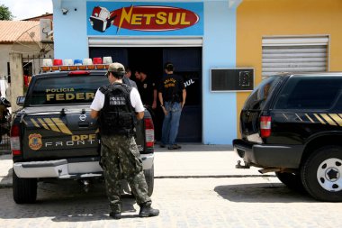 Salvador, Bahia / Brezilya - 19 Şubat 2008: Federal polis ajanları güney Bahia 'daki Eunapolis şehrindeki kumar makinelerini yakalama görevini yerine getiriyorlar..
