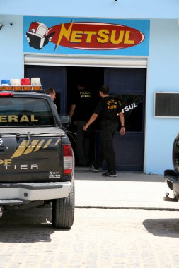 Salvador, Bahia / Brezilya - 19 Şubat 2008: Federal polis ajanları güney Bahia 'daki Eunapolis şehrindeki kumar makinelerini yakalama görevini yerine getiriyorlar..