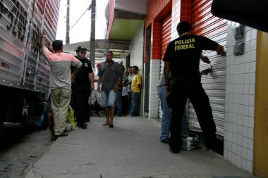 Salvador, Bahia / Brezilya - 19 Şubat 2008: Federal polis ajanları güney Bahia 'daki Eunapolis şehrindeki kumar makinelerini yakalama görevini yerine getiriyorlar..
