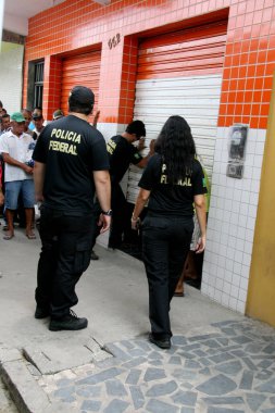 Salvador, Bahia / Brezilya - 19 Şubat 2008: Federal polis ajanları güney Bahia 'daki Eunapolis şehrindeki kumar makinelerini yakalama görevini yerine getiriyorlar..