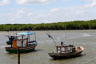 Nova vicosa, Bahia / Brezilya - 2 Mart 2008: Güney Bahia 'nın Nova Vicosa kentindeki bir limanda balıkçı tekneleri görüldü.