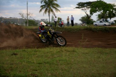 Eunapolis, Bahia / Brezilya - 3 Nisan 2008: Güney Bahia 'daki Eunapolis şehrinde motokros eğitimi sırasında motorcu görüldü.