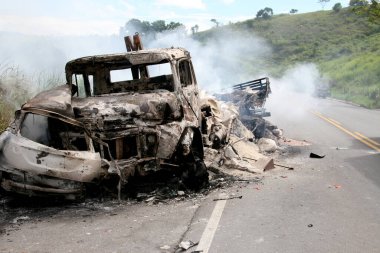 Itapebi, Bahia / Brezilya - 28 Mart 2008: Güney Bahia 'daki Itapebi şehrinde BR 101 karayolunda çarpışan araçlar yandı.