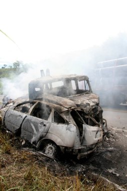 Itapebi, Bahia / Brezilya - 28 Mart 2008: Güney Bahia 'daki Itapebi şehrinde BR 101 karayolunda çarpışan araçlar yandı.