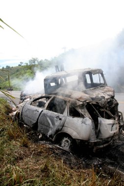 Itapebi, Bahia / Brezilya - 28 Mart 2008: Güney Bahia 'daki Itapebi şehrinde BR 101 karayolunda çarpışan araçlar yandı.