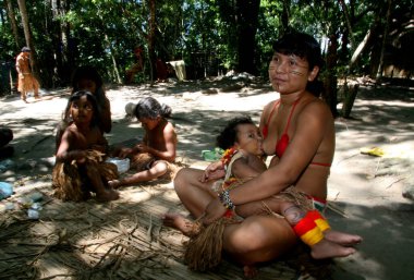 Porto seguro, Bahia / Brezilya - 21 Şubat 2008: Hindistan pataxo, Bahia 'nın güneyindeki Porto Seguro kentindeki Jaqueira köyünde oğlunu emzirdi..