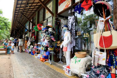 Mata de Sao Joao, Bahia / Brezilya - 23 Eylül 2020: Praia do Forte 'deki Mata de Sao Joao belediyesinde hediyelik eşya dükkanı