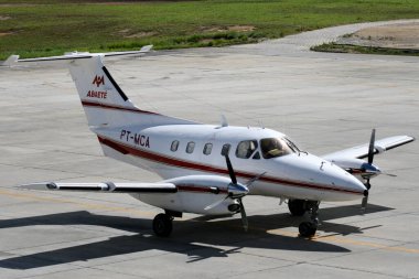 Porto seguro, Bahia / Brezilya - 12 Nisan 2008: Embraer EMB-121A1 Xingu II uçakları Güney Bahia 'daki Porto Seguro kentinin havaalanında görüldü..