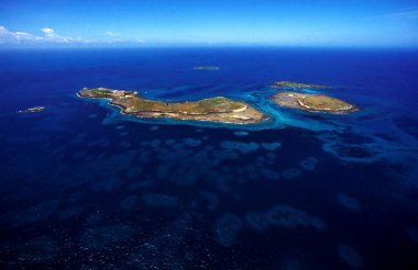 Caravelas, Bahia / Brezilya - 13 Eylül 2008: Güney Bahia 'daki Marinho dos Abrolhos Takımadasının havadan görünüşü.