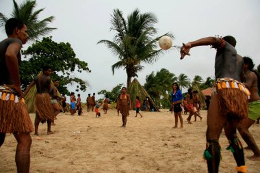 Santa Cruz Cabralia, Bahia / Brezilya - 21 Nisan 2009: Pataxo etnik grubunun yerlileri Santa Cruz Cabralia kentindeki Coroa Vermelha köyündeki yerel oyunlara katıldılar..
