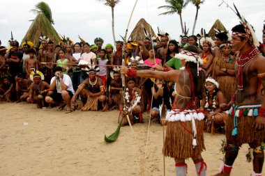 Santa Cruz Cabralia, Bahia / Brezilya - 21 Nisan 2009: Pataxo etnik grubunun yerlileri Santa Cruz Cabralia kentindeki Coroa Vermelha köyündeki yerel oyunlara katıldılar..