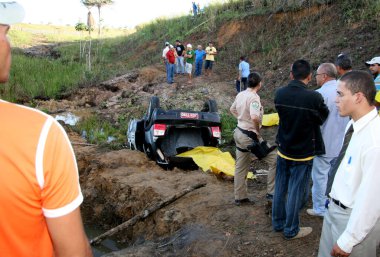 Eunapolis, Bahia / Brezilya - 12 Haziran 2008: BR 101 karayolunda araba kazası Eunapolis 'te bir kişiyi ölü bıraktı