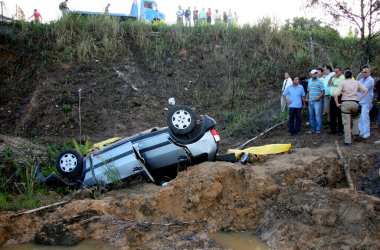 Eunapolis, Bahia / Brezilya - 12 Haziran 2008: BR 101 karayolunda araba kazası Eunapolis 'te bir kişiyi ölü bıraktı