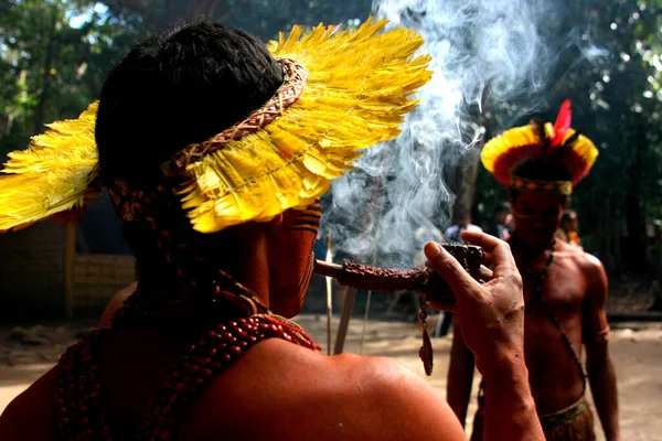 Porto seguro, Bahia / Brezilya - 13 Nisan 2006: Pataxo yerlileri Güney Bahia 'nın Porto Seguro kentindeki Jaqueira köyünde görüldü..