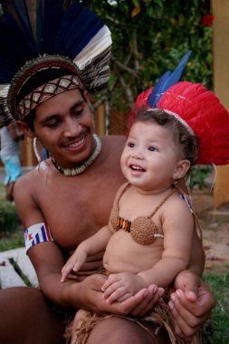 Porto seguro, Bahia / Brezilya - 13 Nisan 2006: Pataxo yerlileri Güney Bahia 'nın Porto Seguro kentindeki Jaqueira köyünde görüldü..