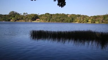 Mata de Sao Joao, Bahia / Brezilya - 30 Eylül 2020: Bahia 'nın kuzey kıyısındaki Mata de Sao Joao şehrindeki Lagoa do Arua sularının manzarası.