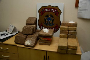 Porto seguro, Bahia / Brezilya - 21 Mayıs 2008: Bahia 'nın güneyindeki Porto Seguro kentindeki havaalanında Federal Polis tarafından kokain ele geçirildi.