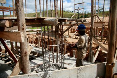 Itamaraju, Bahia / Brezilya - 6 Ağustos 2008: İşçi, Bahia 'nın güneyinde, kırsal bölge Itamaraju' da bir köprü inşa etmek için çalışıyor.