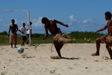 Santa Cruz Cabralia, Bahia / Brezilya - 20 Nisan 2008: Pataxo yerlileri, Santa Cruz Cabralia belediyesindeki Coroa Vermelha köyünde oynanan yerel maçlarda bir futbol maçına katıldılar..