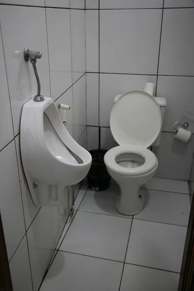 Salvador Bahia Brazil October 2020年10月3日 萨尔瓦多市一座商业大楼的浴室里有厕所和小便池 — 图库照片