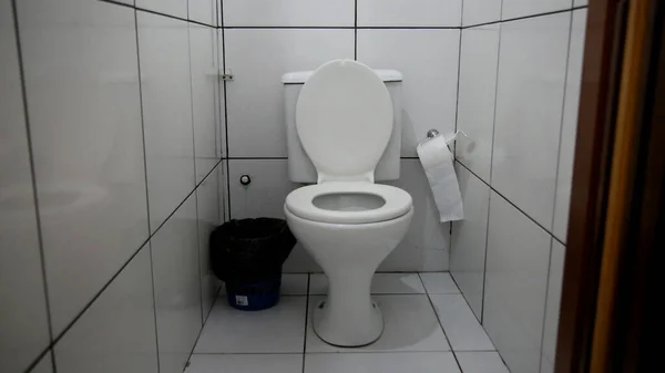 2020年10月3日 サルバドル市内の商業ビルの浴室にトイレがあります — ストック写真