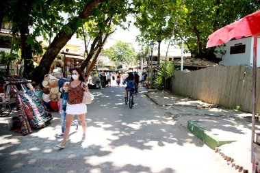 Mata de Sao Joao, Bahia / Brezilya - 4 Ekim 2020: Mata de Sao Joao kıyısındaki Praia do Forte 'de insanlar görülüyor.