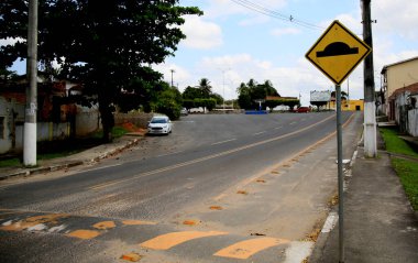 Mata de sao joao, Bahia / Brezilya - 7 Ekim 2020: Mata de Sao Joao şehrinde trafik işaretleri görüldü.