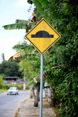 Mata de sao joao, Bahia / Brezilya - 7 Ekim 2020: Mata de Sao Joao şehrinde trafik işaretleri görüldü.