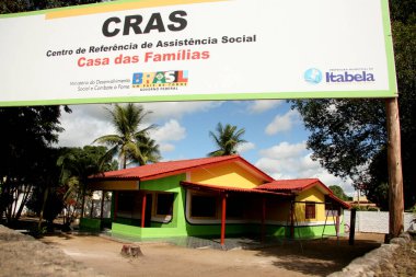 itabela, Bahia / Brezilya - 21 Mayıs 2009: Bahia 'nın güneyindeki Itabela şehrinde Sosyal Yardım Merkezi' nin çalıştığı bir binanın manzarası.