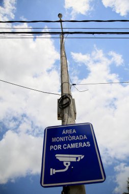 Mata de Sao Joao, Bahia / Brezilya - 6 Ekim 2020: Bilgi işareti Mata de Sao Joao 'nun merkezinde bir güvenlik kamerası tarafından izlendiğini gösteriyor